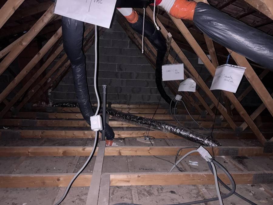 Combles avant isolation : gaines de ventilation et réseaux à protéger – Cabesos & Fils