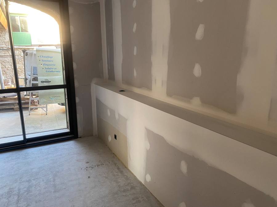 Doublage des murs en plaques de plâtre et coffrage bas avant enduits de finition – Cabesos & Fils