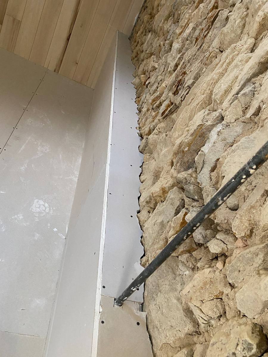 Doublage en plaques de plâtre en rénovation de bâti ancien en pierre – Cabesos & Fils