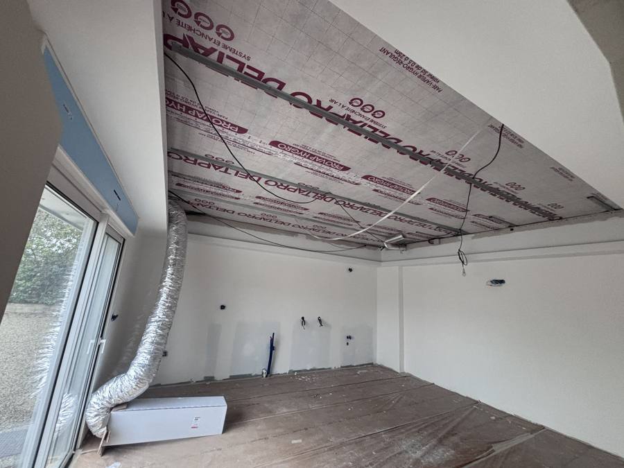 Membrane frein-vapeur et ossature métallique de plafond, étanchéité à l'air soignée – Cabesos & Fils