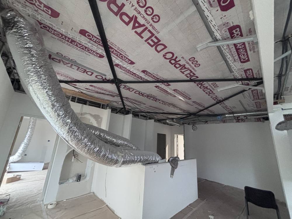 Pose d'une membrane frein-vapeur sous ossature de plafond avant plaques de plâtre – Cabesos & Fils
