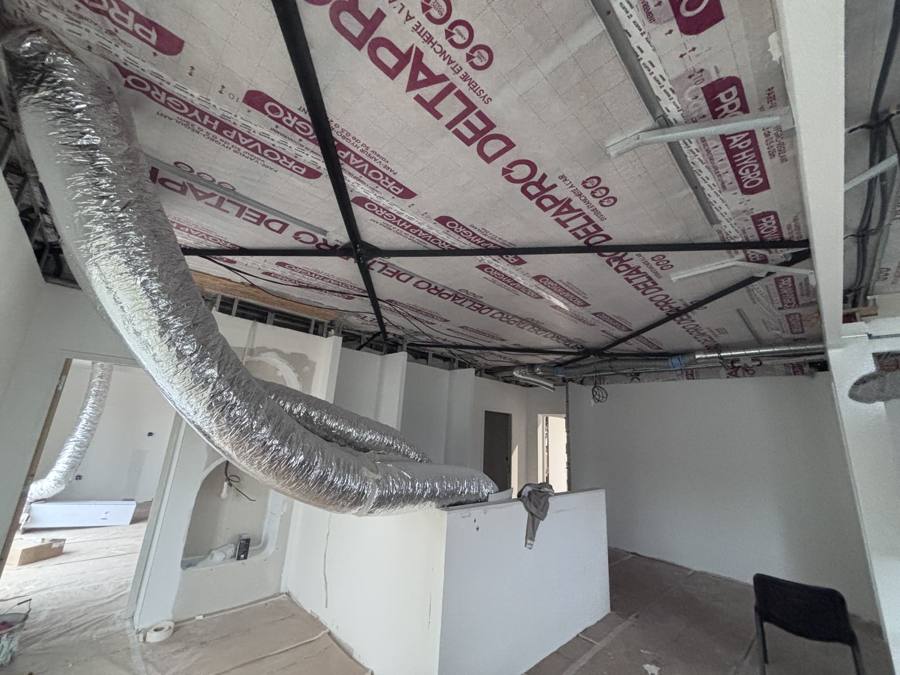 Pose d'une membrane frein-vapeur sous ossature de plafond avant plaques de plâtre – Cabesos & Fils