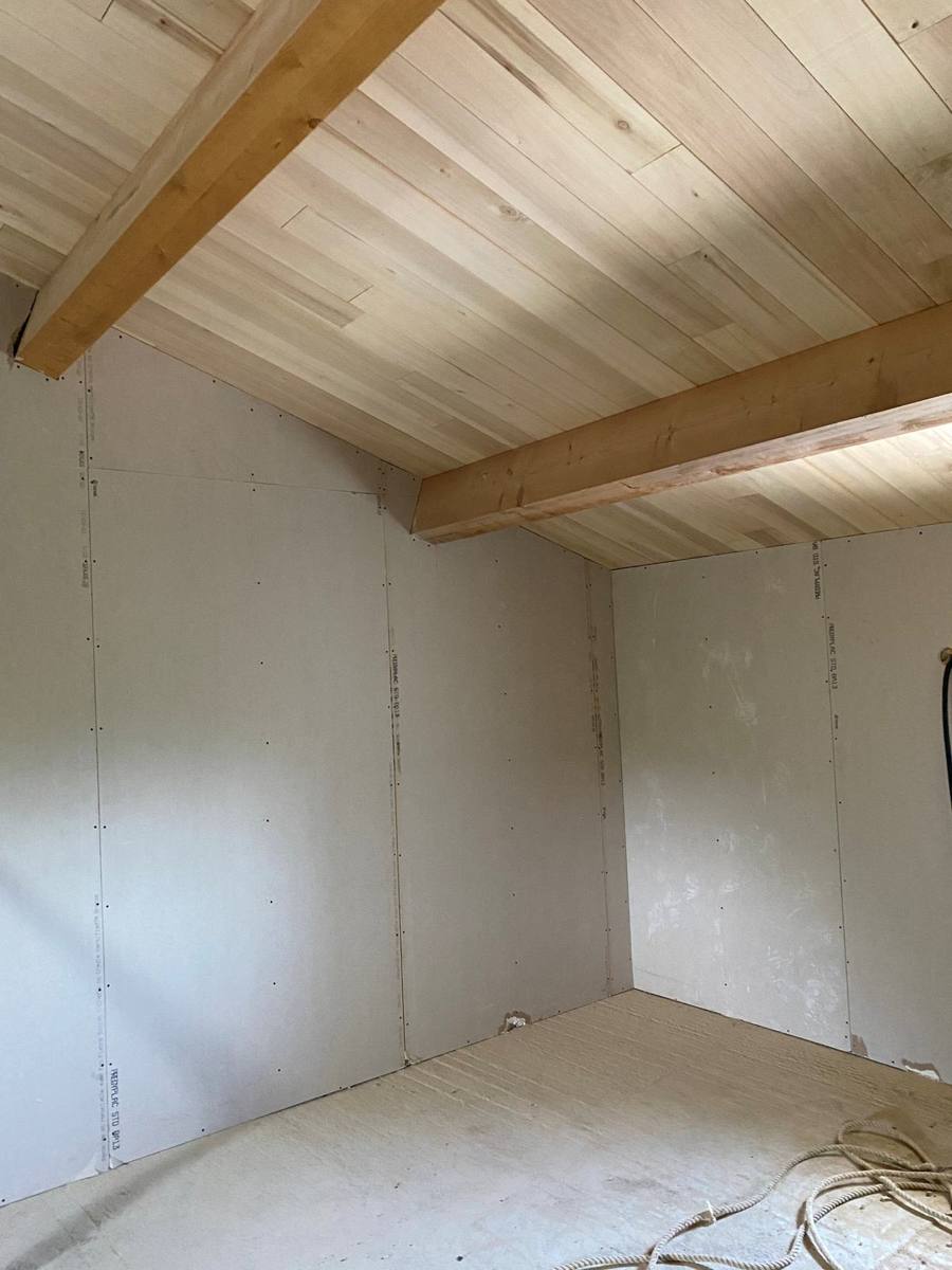 Pièce sous plafond bois : murs doublés en plaques de plâtre – Cabesos & Fils