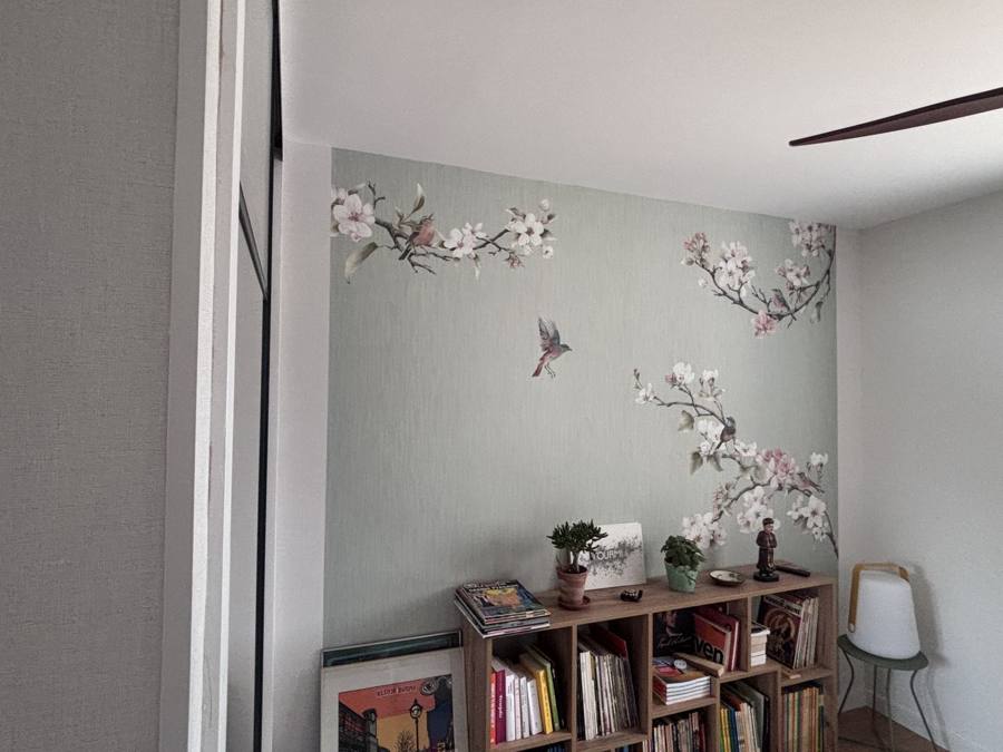 Décoration : papier peint panoramique à fleurs de cerisier dans une chambre – Cabesos & Fils