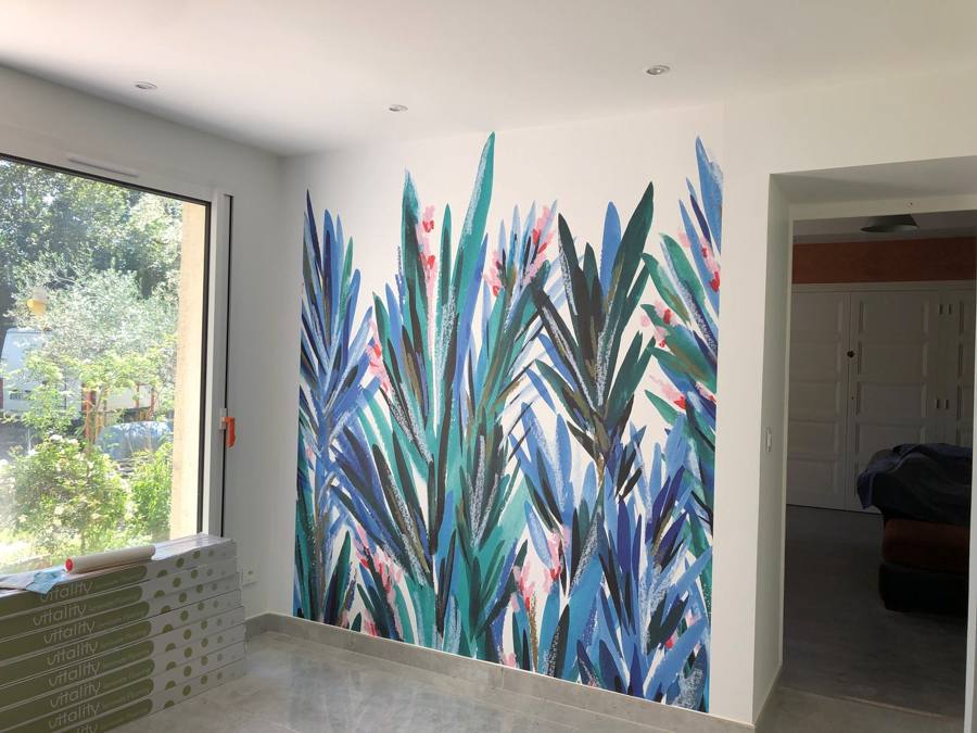 Pose de papier peint panoramique à motif feuillage en mur d'accent – Cabesos & Fils