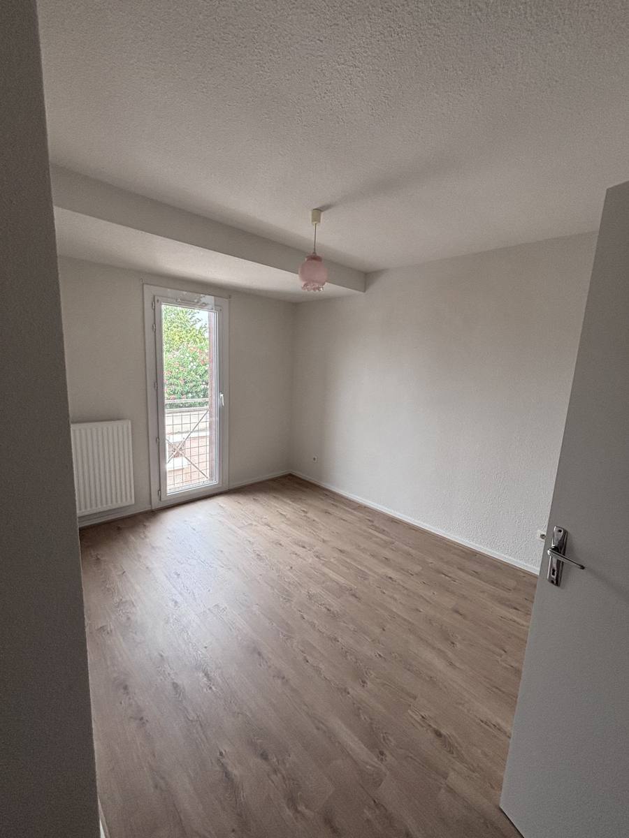 Chambre rénovée : parquet flottant chêne clair et peinture blanche – Cabesos & Fils