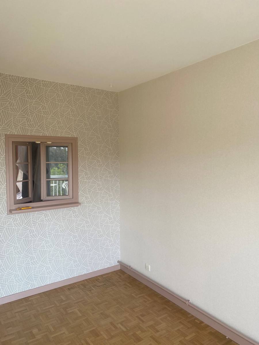 Chambre rénovée : peinture claire et papier peint discret – Cabesos & Fils