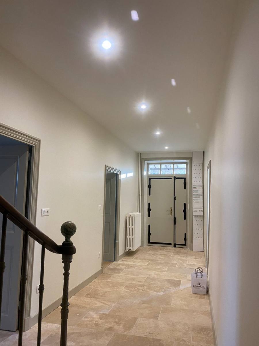 Couloir d'entrée repeint, plafond avec spots encastrés – Cabesos & Fils