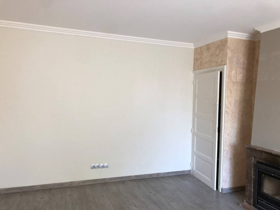 Murs repeints en blanc avec corniche, pièce avec cheminée – Cabesos & Fils