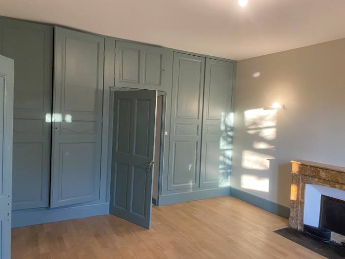 Salon rénové : placards et boiseries peints en bleu-gris, cheminée en marbre – Cabesos & Fils