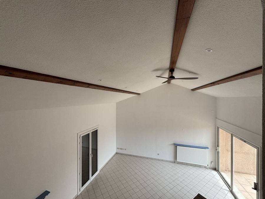 Plafond rampant et murs repeints, poutres bois conservées – Cabesos & Fils