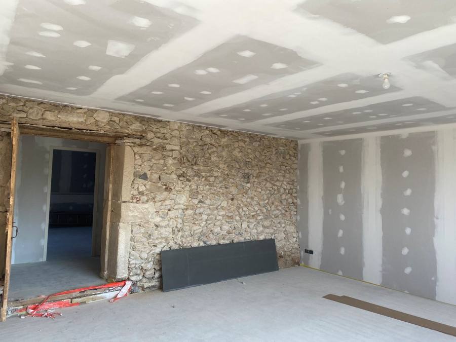 Plafond et doublages en plaques de plâtre dans une maison en pierre près de Crest – Cabesos & Fils